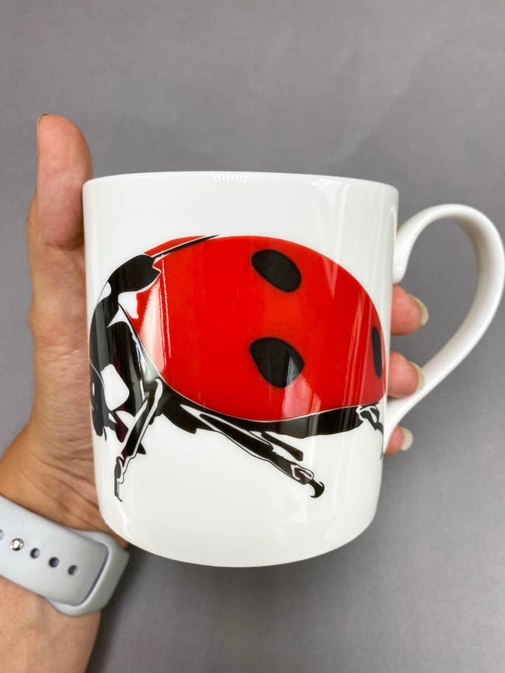 Mug coccinelle pour la vente par Penguin Ink