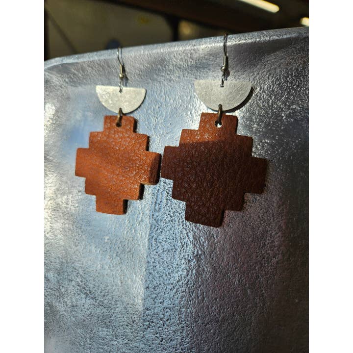 Native Leather Co - Vente Boucles d'oreilles pendantes - Boucles d'oreilles en cuir marron inspirées du sud-ouest avec dessus en argent1