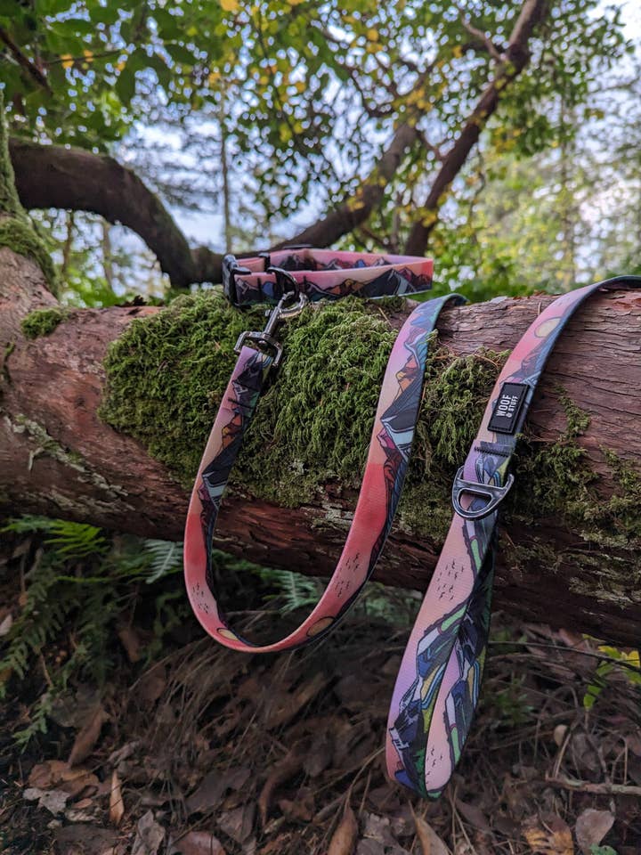 Laisse imperméable Sunrise Peaks pour la vente par woof and stuff