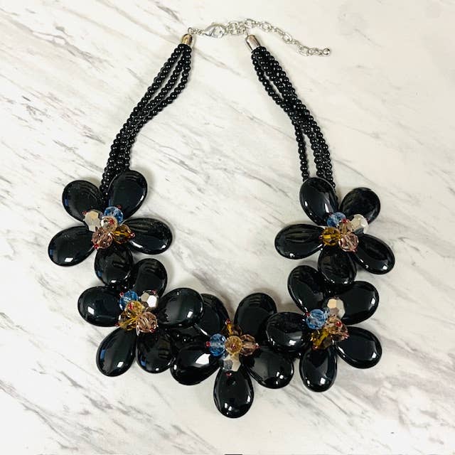 Collier plastron en jade noir et grappe de fleurs en cristal pour la vente par Anita K By Blushing Pink
