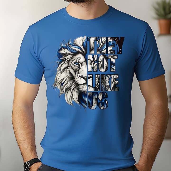Camiseta unisex "Ellos no son como nosotros, los leones" para venta al por mayor de Into The Desert