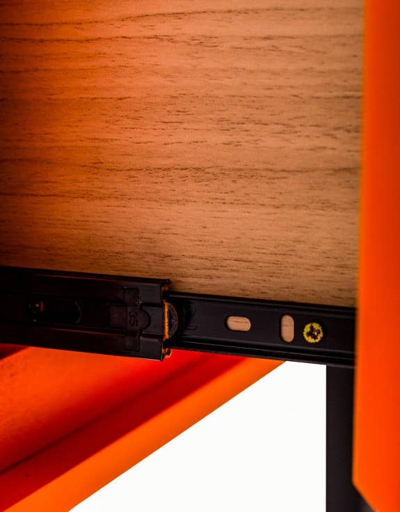 McGowan & Rutherford Ltd – wholesale Sovrumsmöbler – Orange Block nattduksbord i massivt trä med en låda2