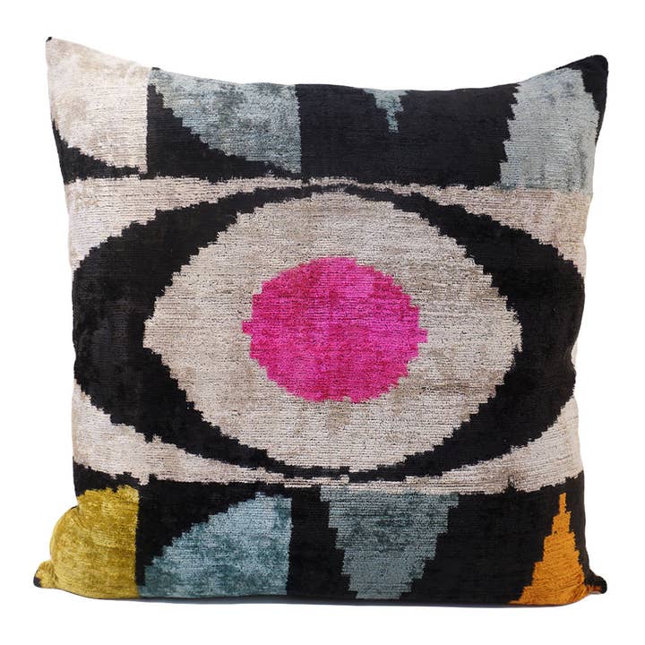 TAIE D'OREILLER EGYPTIAN EYES - IKAT EN SOIE/VELOURS, 24 x 24 pouces pour la vente par MD Home
