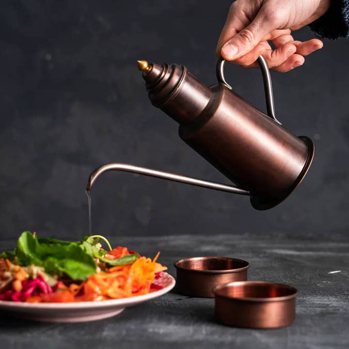 ALFIQ Copper - Vente Distributeur d'huile et de vinaigre - Pot à huile d'olive en cuivre pur + ensemble pour tremper l'huile | Cruche à huile artisanale de 600 ml Bouteille d'huile en cuivre massif faite à la main | 100% cuivre massif1