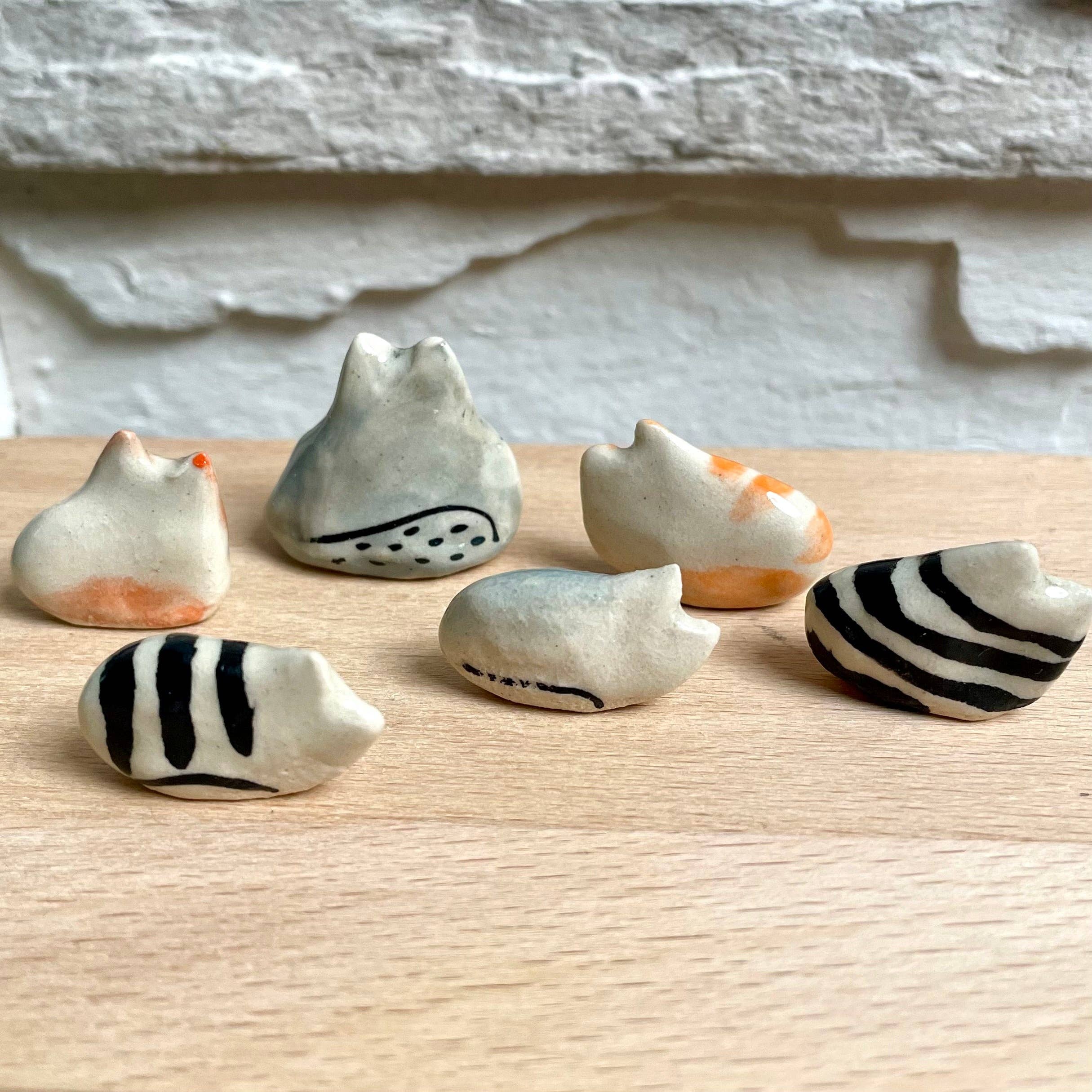 Dariia Dziuba - Wholesale Decorative Figurine - Tiny Hand-Sculpted Ceramic Cats with Heart – Assorted Designs10