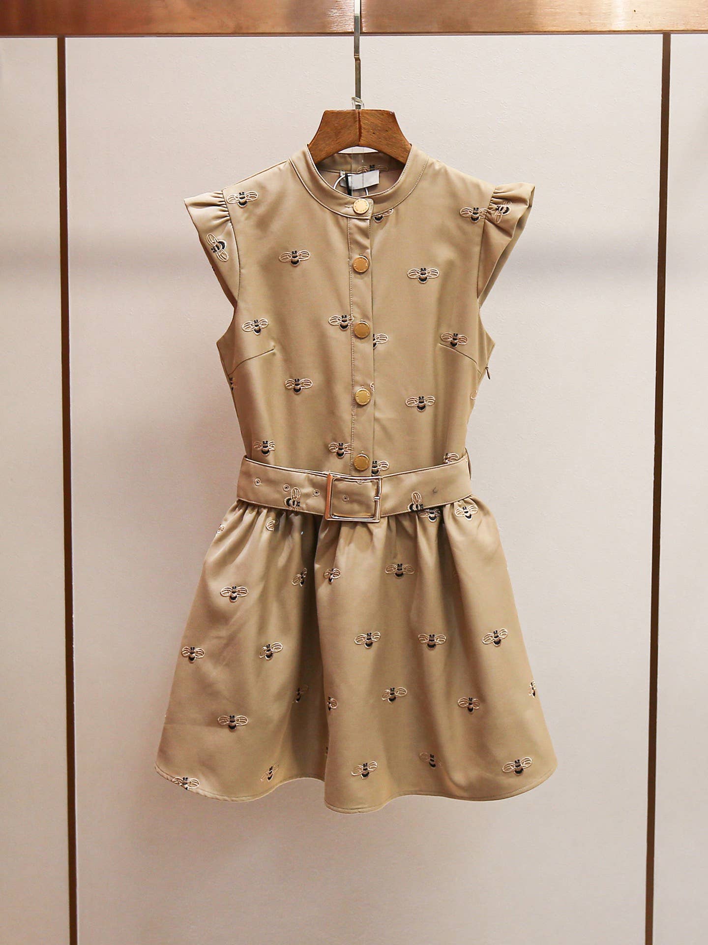 Khaki DR553Y Elegantes Sommerkleid mit Bienenstickerei und Flügelärmeln für den Großhandel auf Faire