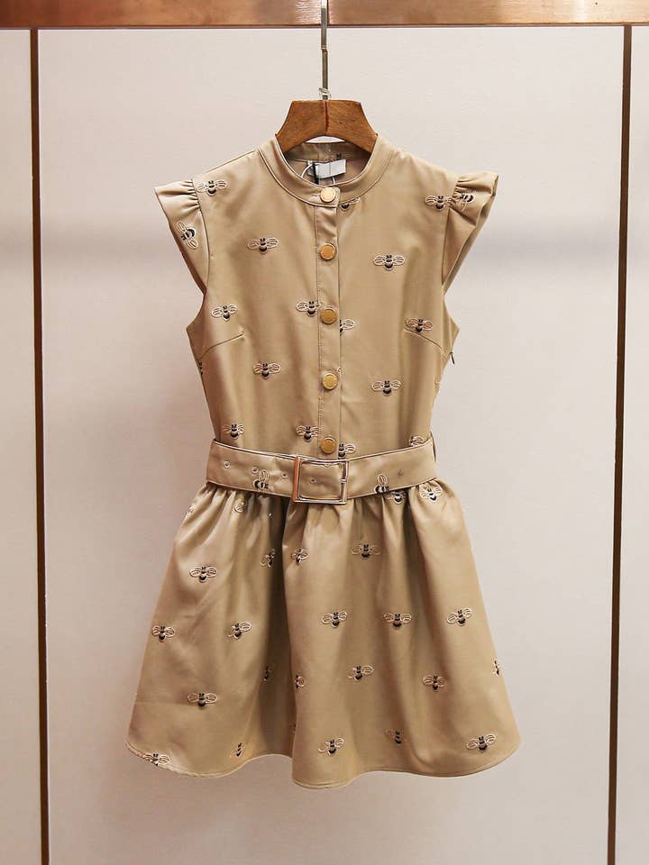 Khaki DR553Y Elegantes Sommerkleid mit Bienenstickerei und Flügelärmeln für den Großhandel auf Faire0