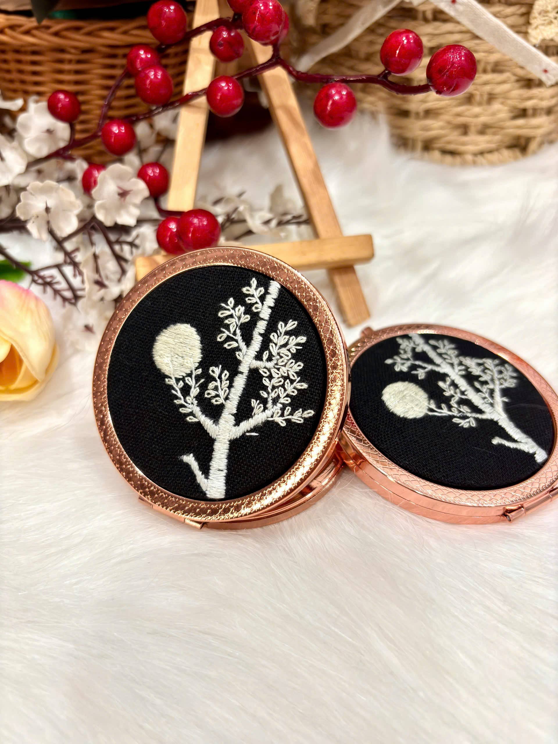 Maple Dream Store – Engroshandel Kompaktspejl – Premium Vintage Blomstret Håndbroderet Lommespejl3