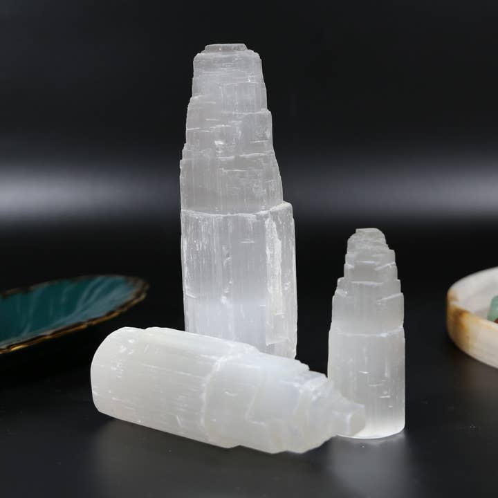 Cristallo per display in selenite - Tower Mountain per la vendita all'ingrosso da parte di Gemstone Gifts Ltd.