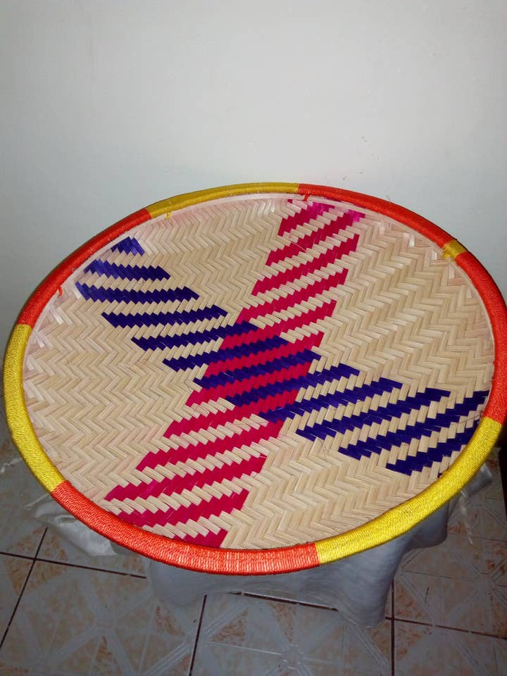 Den afrikanske bakke (uteo) lavet af tørre siv og sisal for engroshandel hos Delight merchants