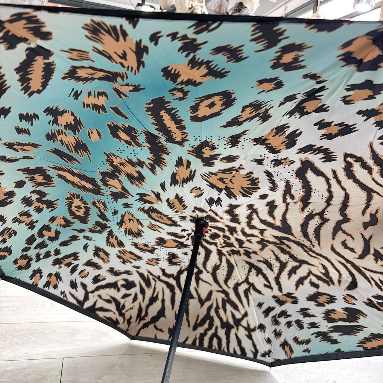 PEACH ACCESSORIES - Wholesale Paraplu - Dames - Wild Oasis Bold Omkeerbare paraplu met luipaardprint F9172