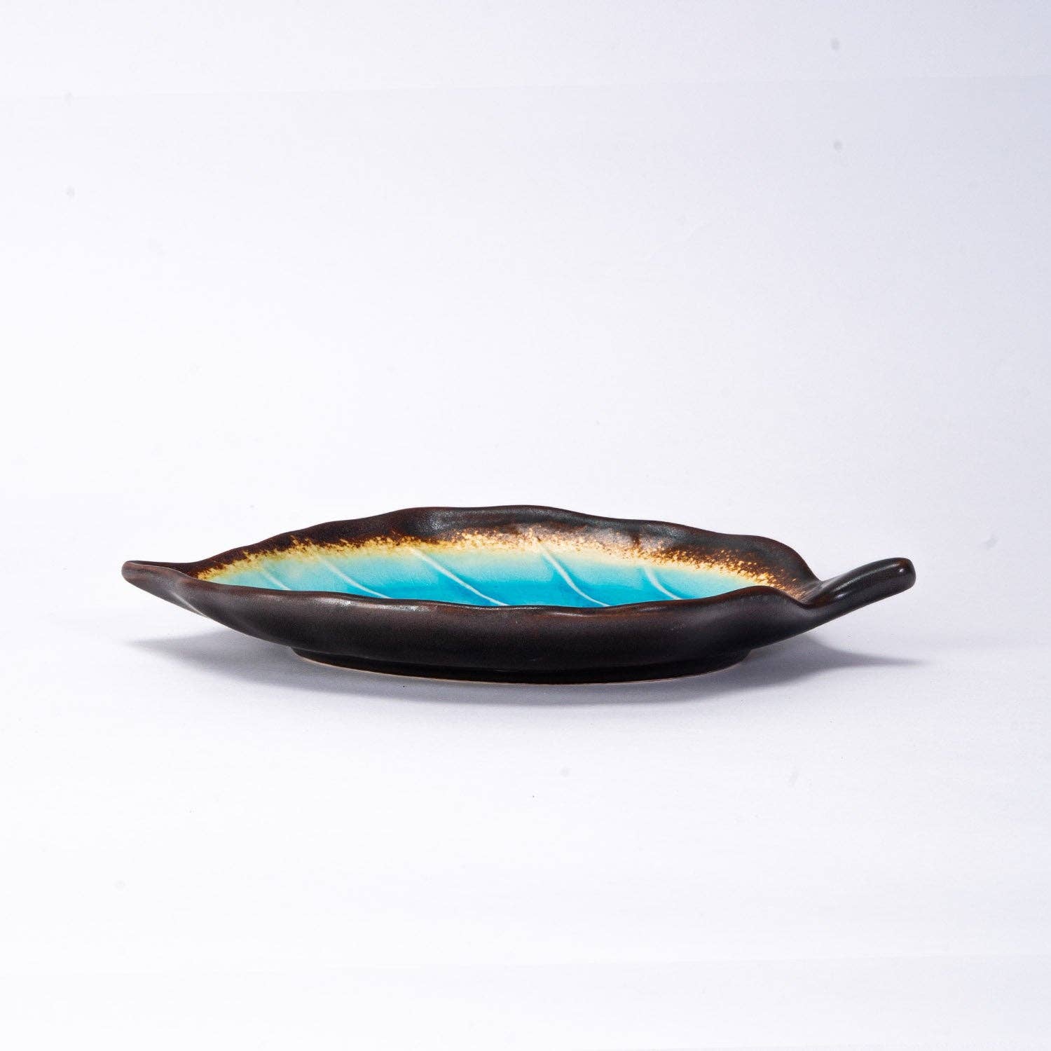 Urban Tokyo - Vente Assiettes/plats/bols de décoration - Assiette en porcelaine en forme de feuille Aozora Kannyu 8"L x 5,5"W (6/48)1