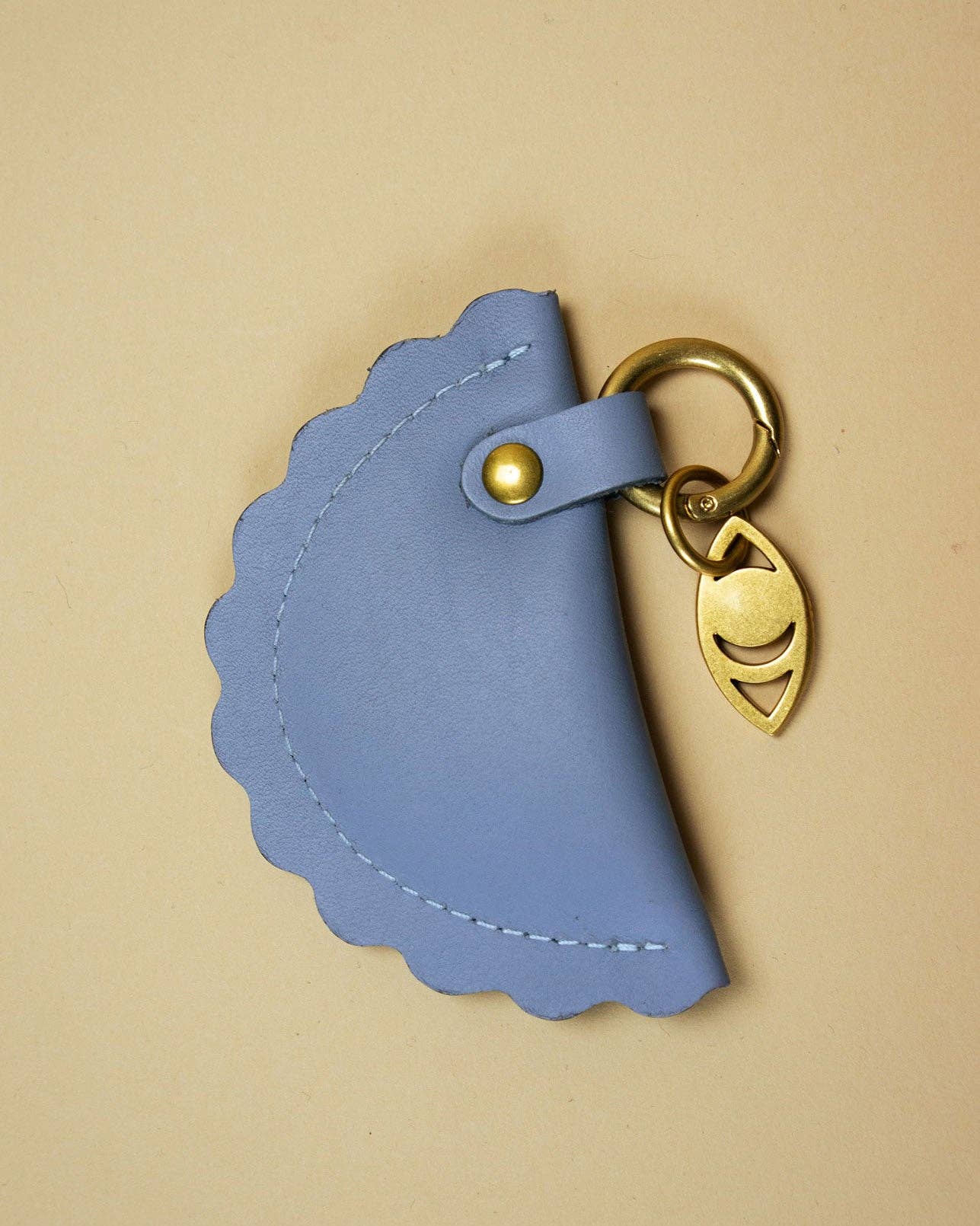 simétrie – Engroshandel Nøglering - Dame – ravjul bag charm / tågeblå1