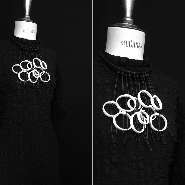 ALEX+SVET – wholesale Stora halsband – PAOLA BW gummihalsband SVART&VIT linje