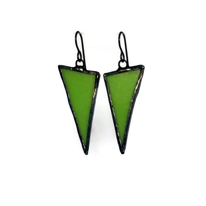 Gebrandschilderde driehoekige oorbellen-Small-Chartreuse voor wholesale door Citybitz