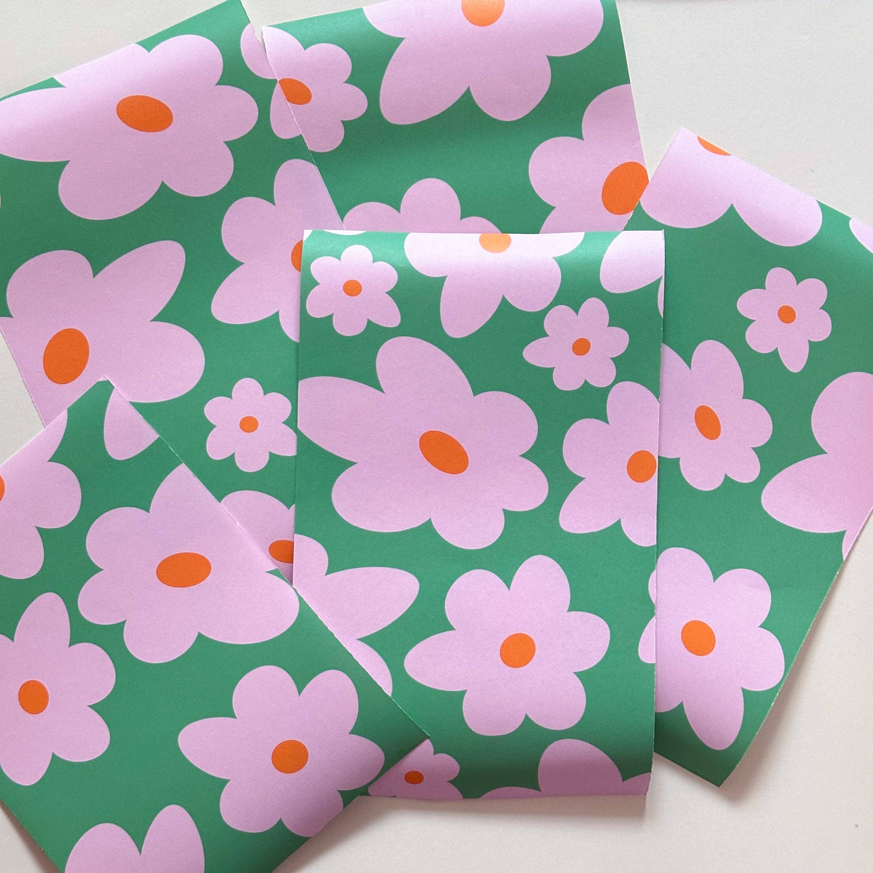 Sorbet Dreams – Großhandel Tapete – „Hello Petal“ Tapete in Pfefferminzgrün mit pinken Blumen1