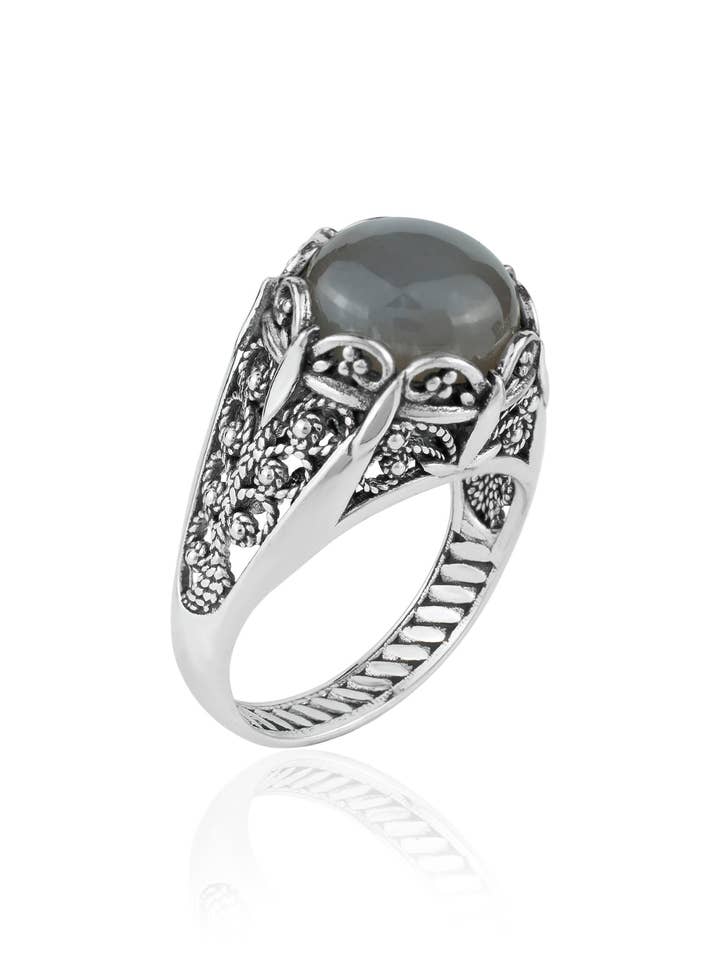 Bague en argent avec pierre de lune grise - Design mini dôme pour la vente par Filigranist Jewelry