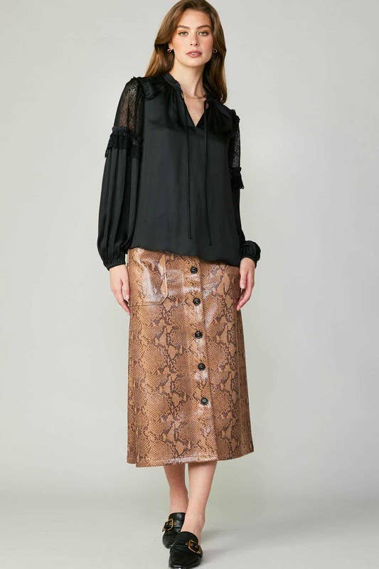 Current Air – Engroshandel Bluse - Dame – Bluse med blondeærmer og flæsedetaljer1