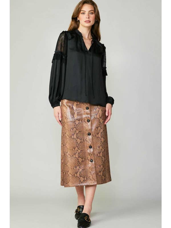 Current Air – Engroshandel Bluse - Dame – Bluse med blondeærmer og flæsedetaljer1