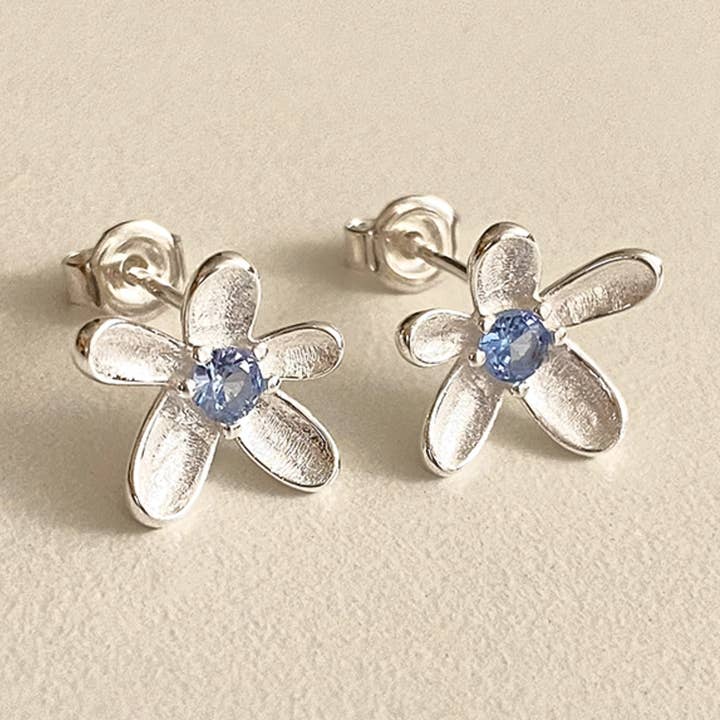 Blomsterformede ørestikker med blå cubic zirconia for engroshandel hos Cult Mystique