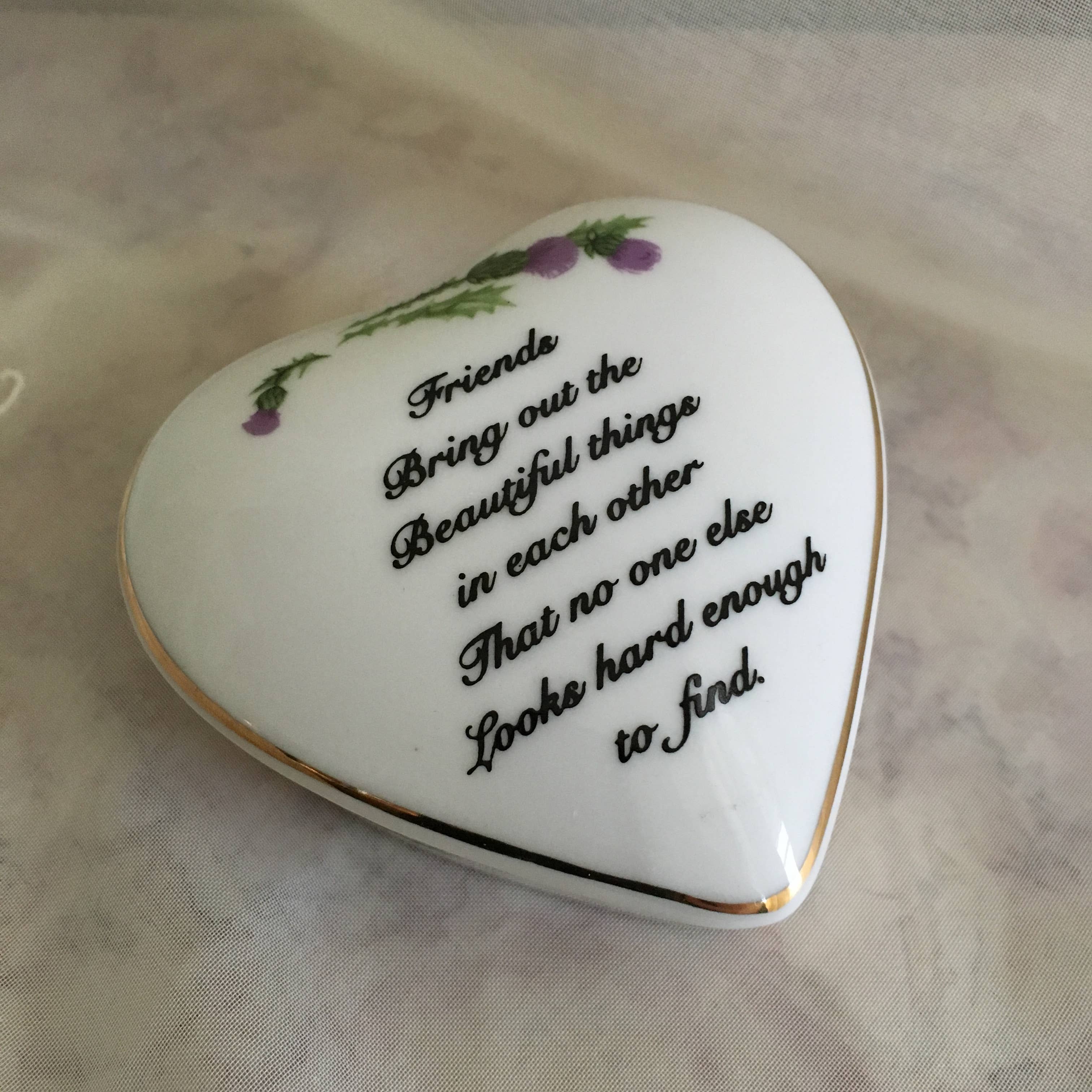 CBE Inc – Großhandel Dekoschachteln – Herzförmige Erinnerungsbox aus Porzellan, Freundschaftsspruch1