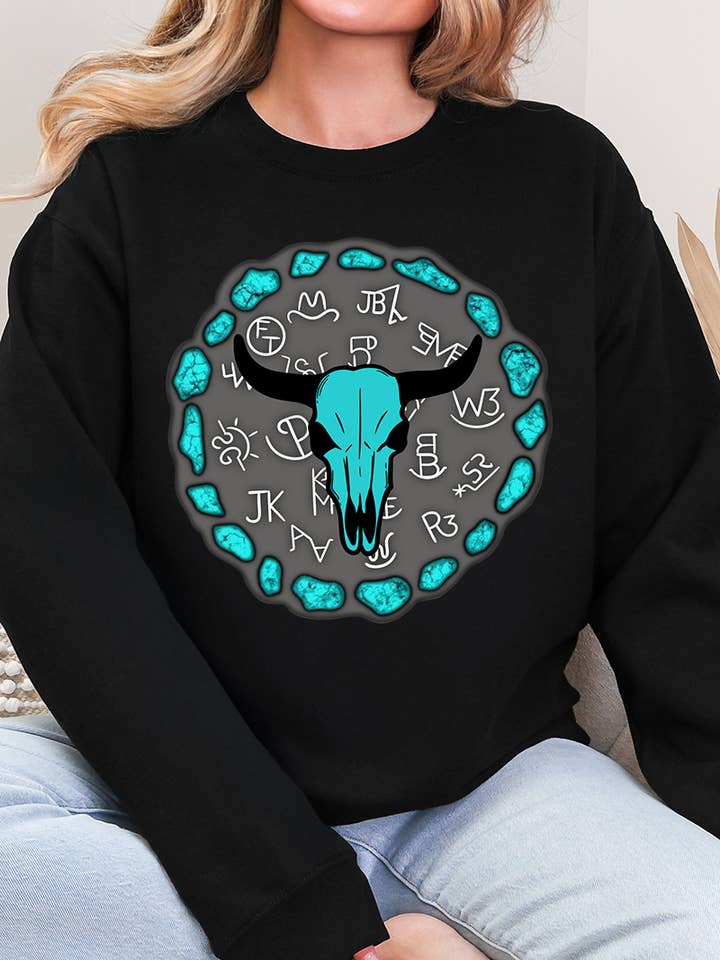 Sweat-shirt en molleton épais à col rond avec pierre turquoise et motif de bœuf. pour la vente par Wholesale Accessory Market