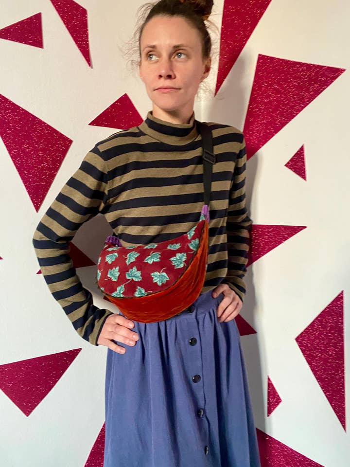 Sac bandoulière en velours côtelé bordeaux imprimé feuilles pour la vente par gira e rigira la moda