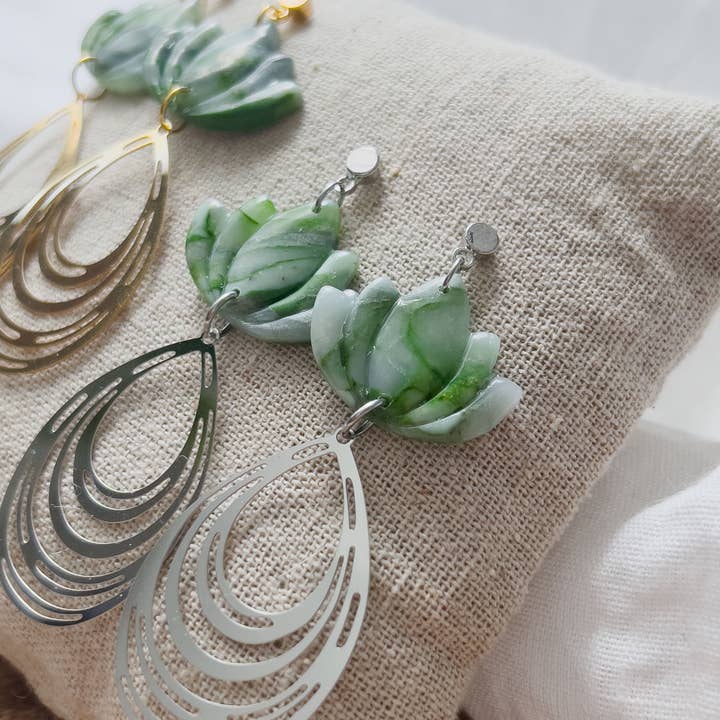 Col K ✦ Boucles d'oreilles bohèmes Lotus marbrées vertes pour la vente par KLAEI DESIGN STUDIO