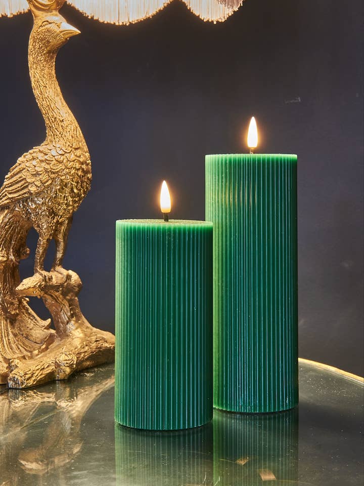 Gerippte Säulenkerzen mit LED, warmweiß für den Großhandel von Lumina Of London CA