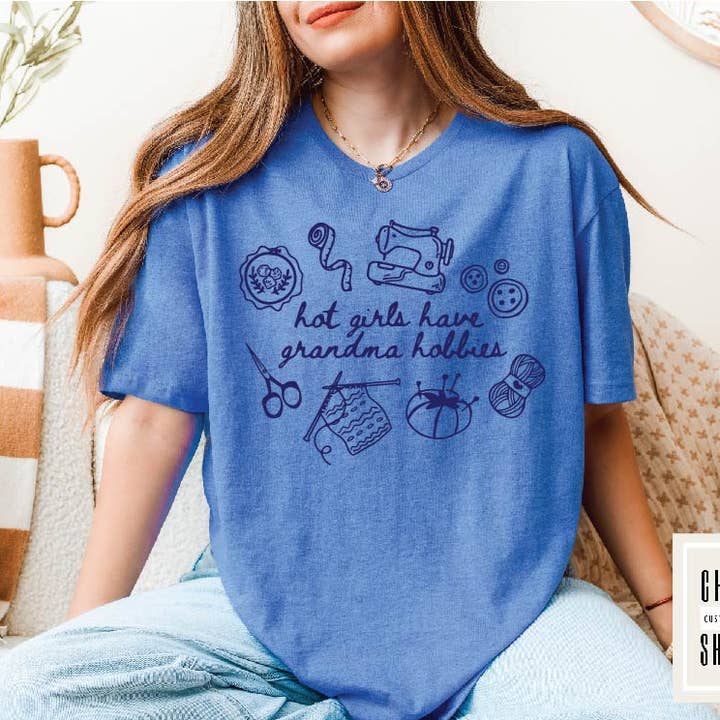 Les filles sexy ont des passe-temps de grand-mère — T-shirt graphique femme drôle pour la vente par Cheboygan Shirt Shop
