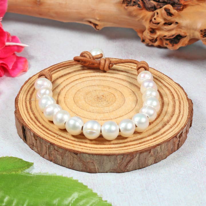 Bracelet en perles d'eau douce et cuir pour la vente par IST Jewelry