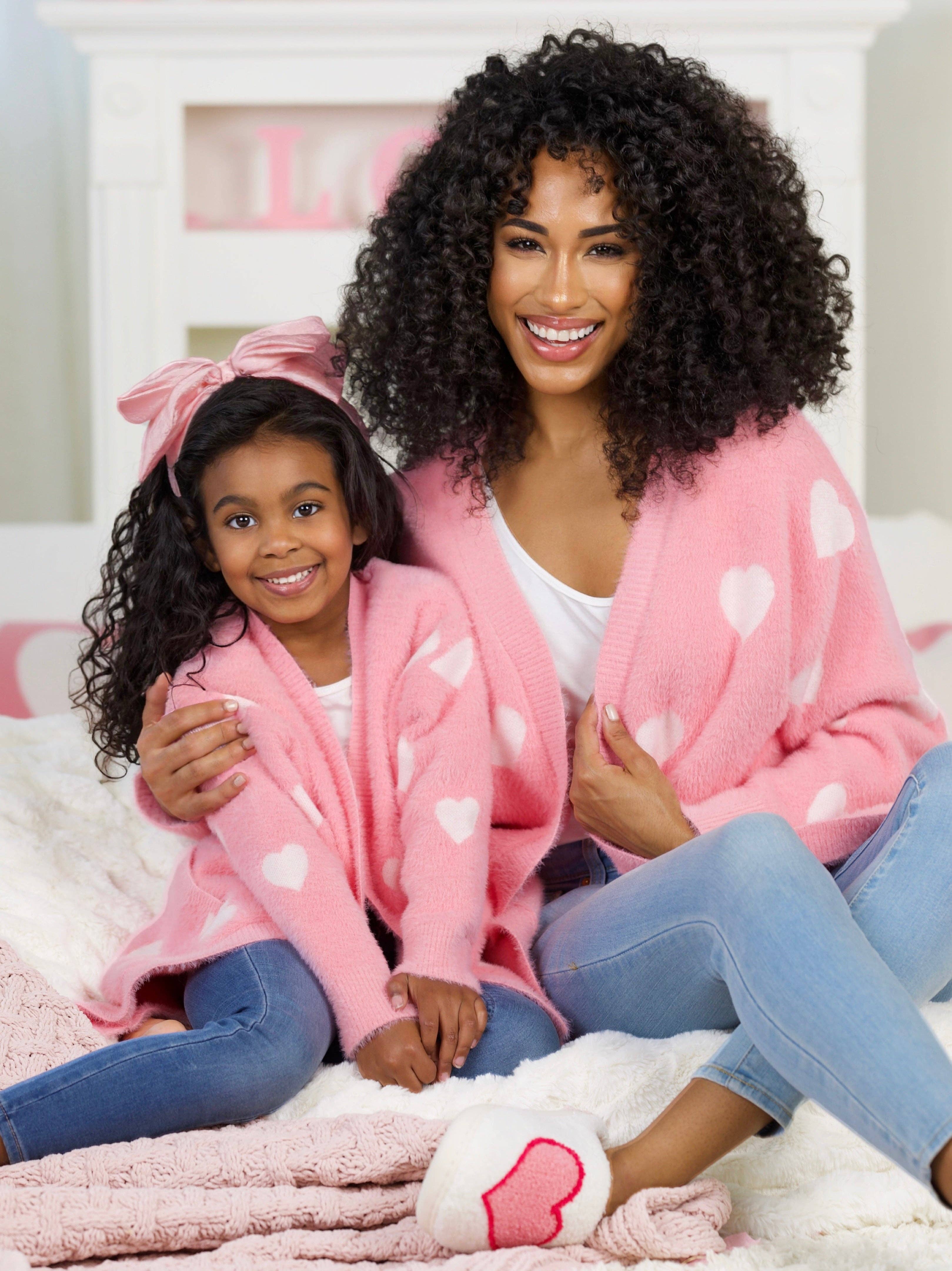 Rosa Cardigan oversize con cuori Mommy and Me Fuzzy All Over in vendita all'ingrosso su Faire1