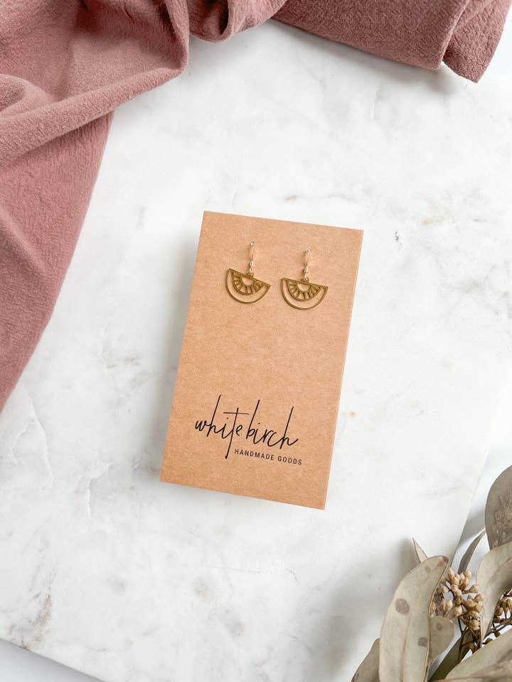 Mini mässing geometriska regnbågsörhängen för wholesale av Whitebirch Handmade Goods