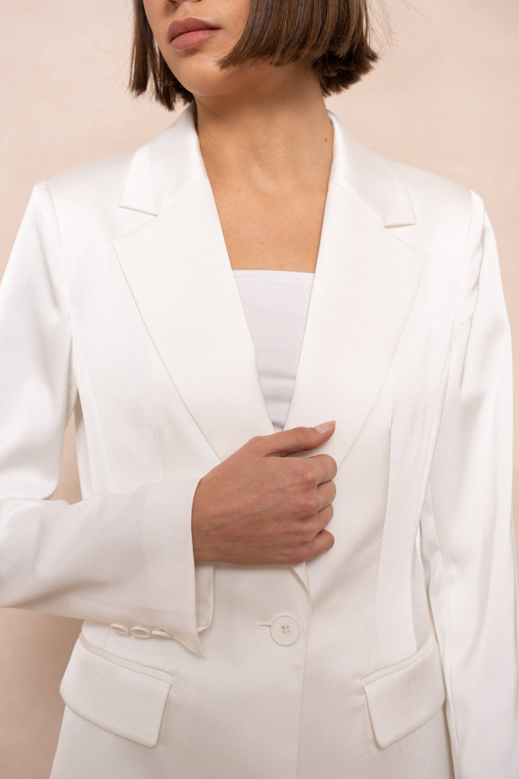 Attentif Paris – wholesale Kostymjacka – Dam – Smal skräddarsydd satinjacka med enfärgade knappar76