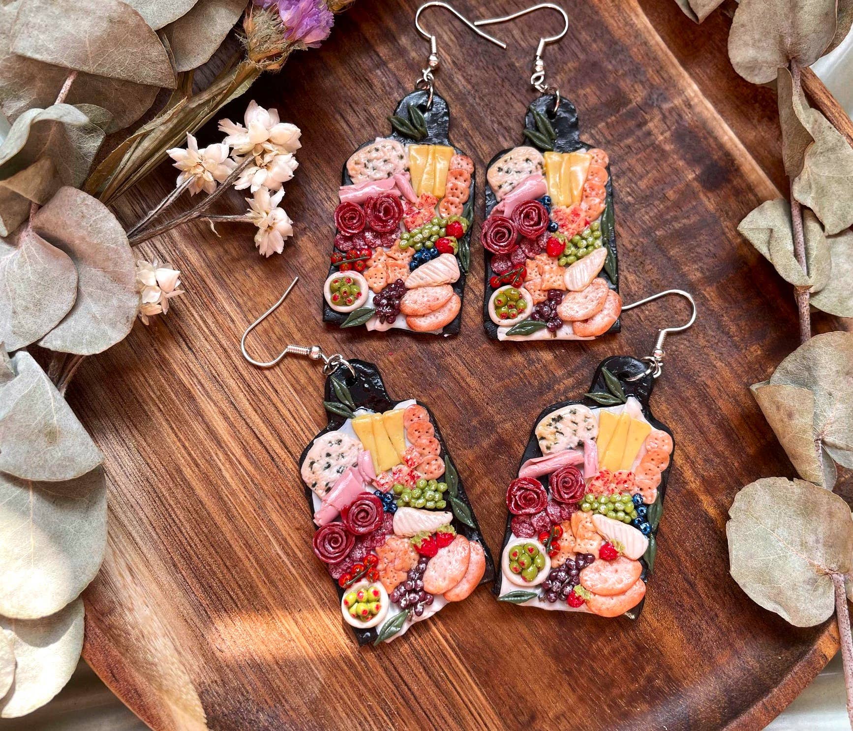 PrettySpookyDesigns - Vente Boucles d'oreilles pendantes - Boucles d'oreilles en pâte polymère - Charcuterie Boards | bijoux alimentaires5