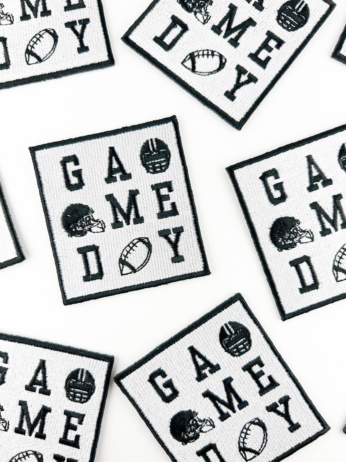 Field Trip Threads - Vente Écusson - Écusson thermocollant brodé Game Day, parfait pour une casquette de football3