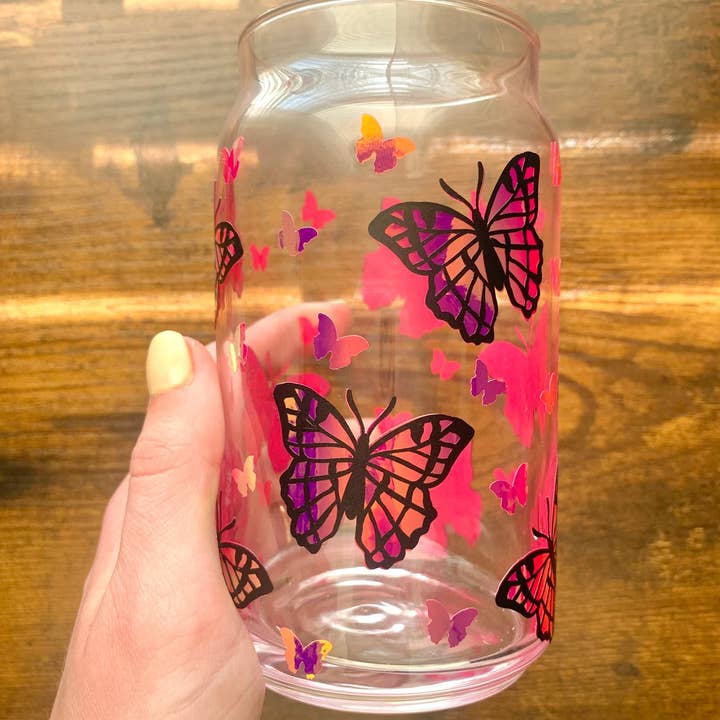 MarieDesignCo - Venta al por mayor Vaso/copa - Vaso de vidrio holográfico mariposa rosa, pinta de 16 oz, lata de vidrio2