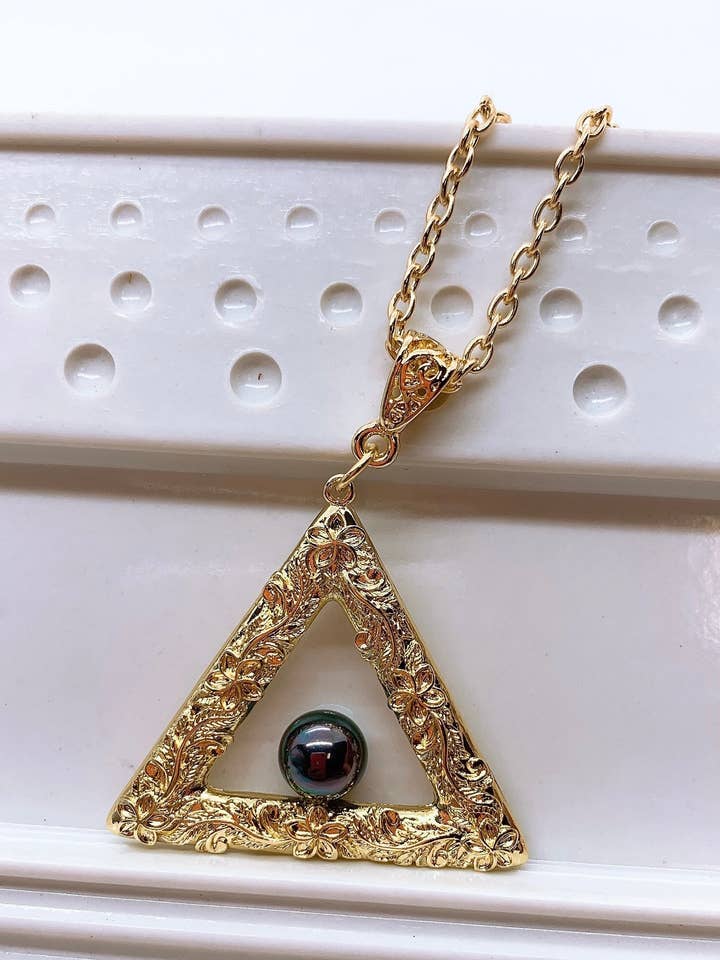 Triángulo de Mauna Kea de flor de plumeria hawaiana: collar Hamilton Gold con perlas de concha de pavo real/arcoíris para venta al por mayor de Anela's Jewelry