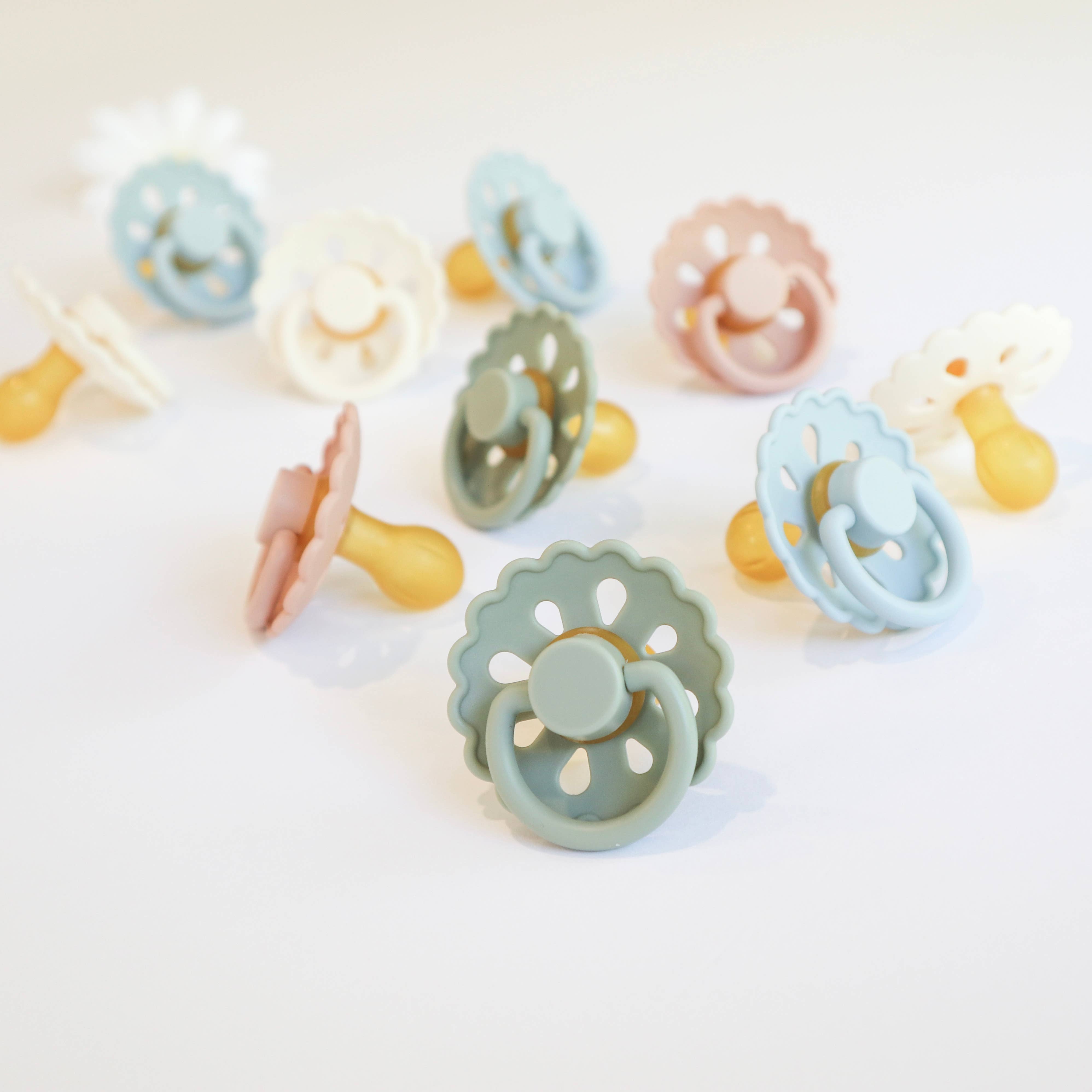 Salvia & Dusty Blue Napp i naturlatex – Storlek 1 (0–6 mån), Sage & Dusty Blue för wholesale på Faire2