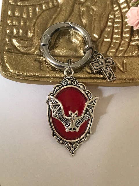 Sølvvedhæng med kors og flagermus til gotisk taske – gave til kvinder for engroshandel hos Miss DJ Angel