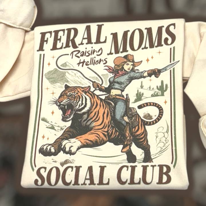 Sweat-shirt du club social des mamans sauvages pour la vente par The Lyrical Spirit, LLC