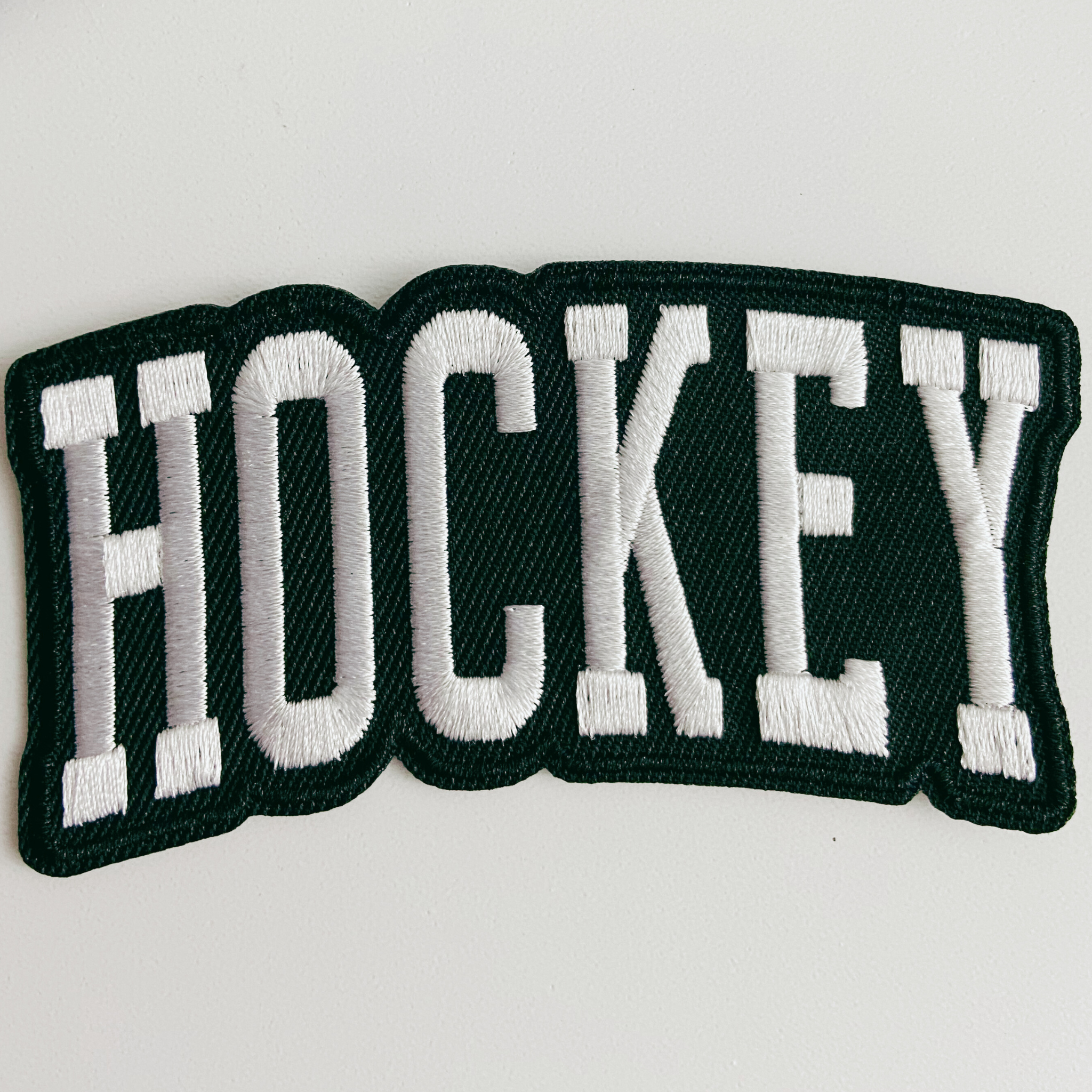 TEELUX - Wholesale Patch - 3.5” HOCKEY in white and black -  Embroidered Hat Patch1