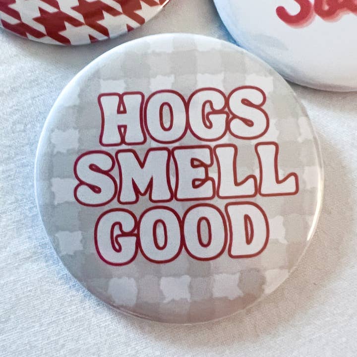 „Schweine riechen gut“ -Schaltfläche für den Großhandel von StellabluandCo.