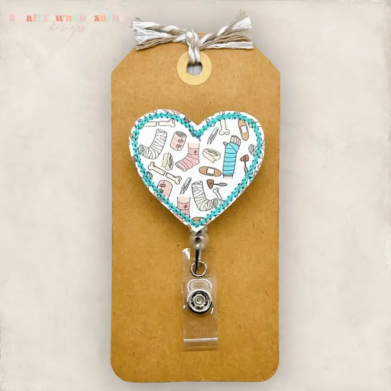 The SmallTownSunshine Company – Großhandel Ausweiszubehör – Damen – Broken Bones & Casts Abzeichenrolle mit Herzmotiv0