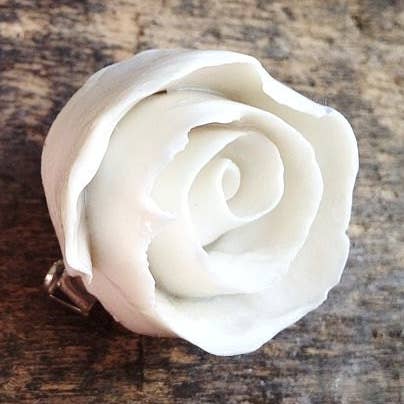 Alfinete com rosa de Porcelana de Limoges por atacado de L'Officina