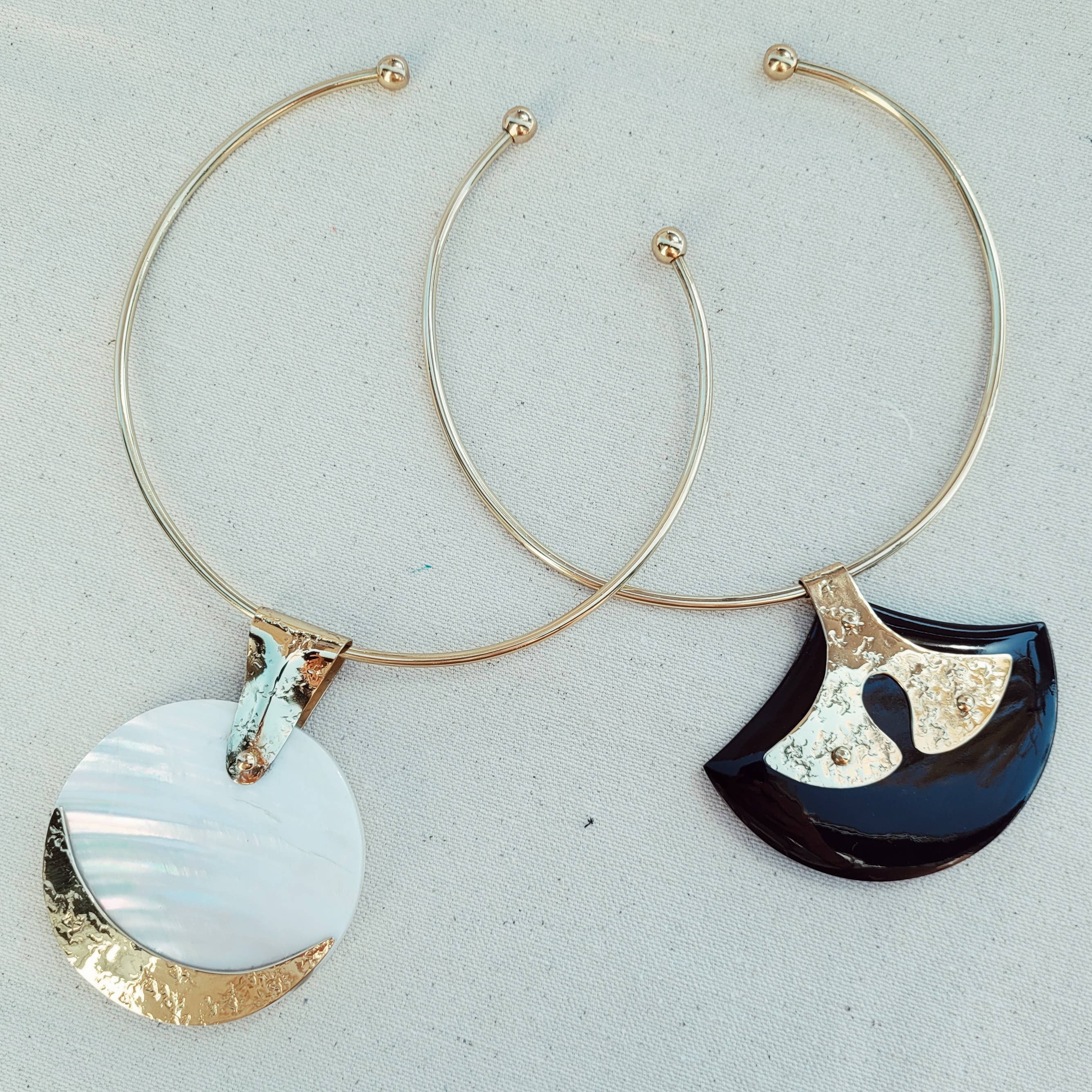 Bisjoux – wholesale Choker/Krage – Snidade horn hamrade mässing uttalande krage choker halsband9