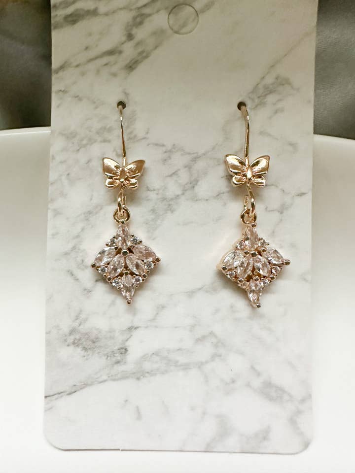Hakenohrringe in Schmetterlings-Optik mit goldenem Zirkonia-Anhänger für den Großhandel von Lila Rose
