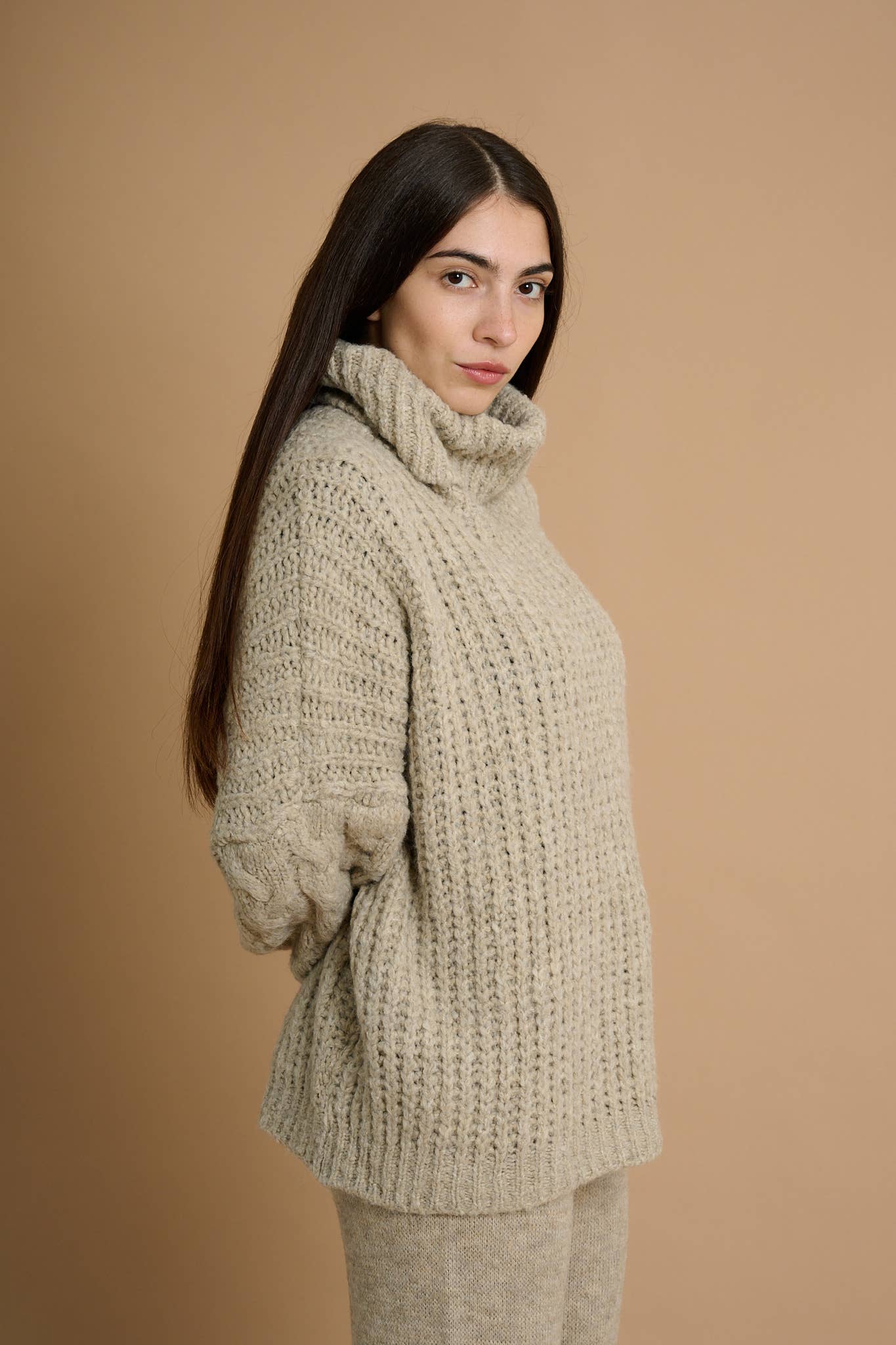 AMELÉ - Wholesale Knit Sweater - Women's - Soft turtleneck oversized sweater1