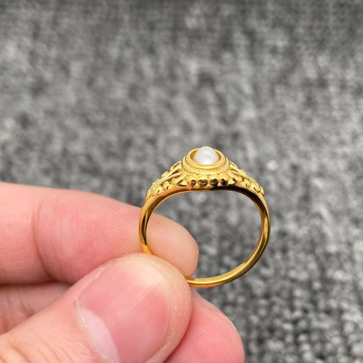 Mio Queena - Venta al por mayor Anillos solitarios - Anillo vintage con perla incrustada y baño de oro 18K en acero inoxidable - Mio Queena2
