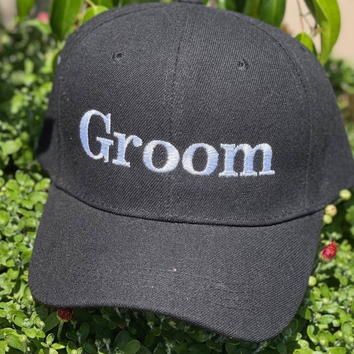 Casquette « Groom » brodée pour la vente par Simply Charming